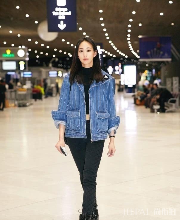 张钧甯身穿条纹牛仔外套, 搭配黑色紧身裤, 长腿女神酷帅有型!